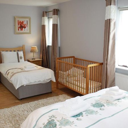 Town Centre Location -Free Private Parking -Luxury 4 Bedroom House All En-Suite With Power Showers -Full Kitchen, 2 Living Rooms - Great Location - Shops And Restaurants 3-Minute Walk -Fast Wi-Fi -Sleeps 9 Guests Кілларні Екстер'єр фото