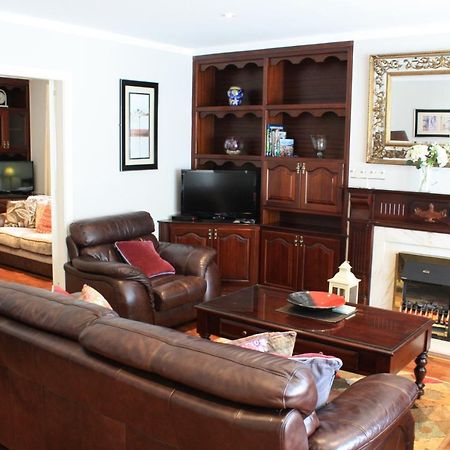 Town Centre Location -Free Private Parking -Luxury 4 Bedroom House All En-Suite With Power Showers -Full Kitchen, 2 Living Rooms - Great Location - Shops And Restaurants 3-Minute Walk -Fast Wi-Fi -Sleeps 9 Guests Кілларні Екстер'єр фото