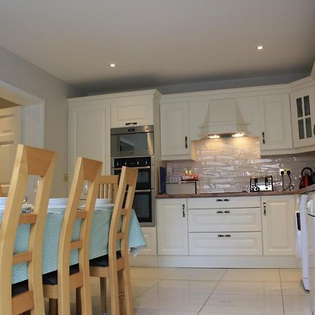 Town Centre Location -Free Private Parking -Luxury 4 Bedroom House All En-Suite With Power Showers -Full Kitchen, 2 Living Rooms - Great Location - Shops And Restaurants 3-Minute Walk -Fast Wi-Fi -Sleeps 9 Guests Кілларні Екстер'єр фото