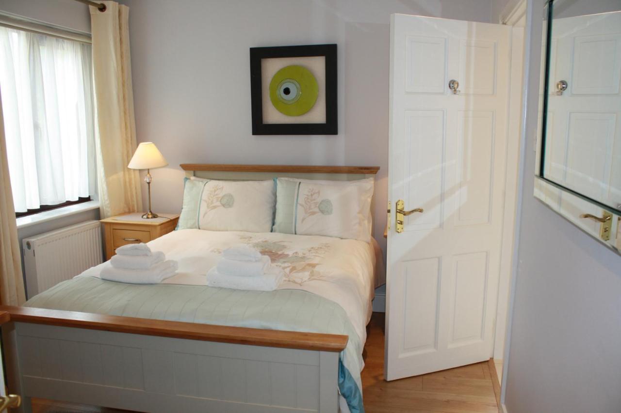 Town Centre Location -Free Private Parking -Luxury 4 Bedroom House All En-Suite With Power Showers -Full Kitchen, 2 Living Rooms - Great Location - Shops And Restaurants 3-Minute Walk -Fast Wi-Fi -Sleeps 9 Guests Кілларні Екстер'єр фото