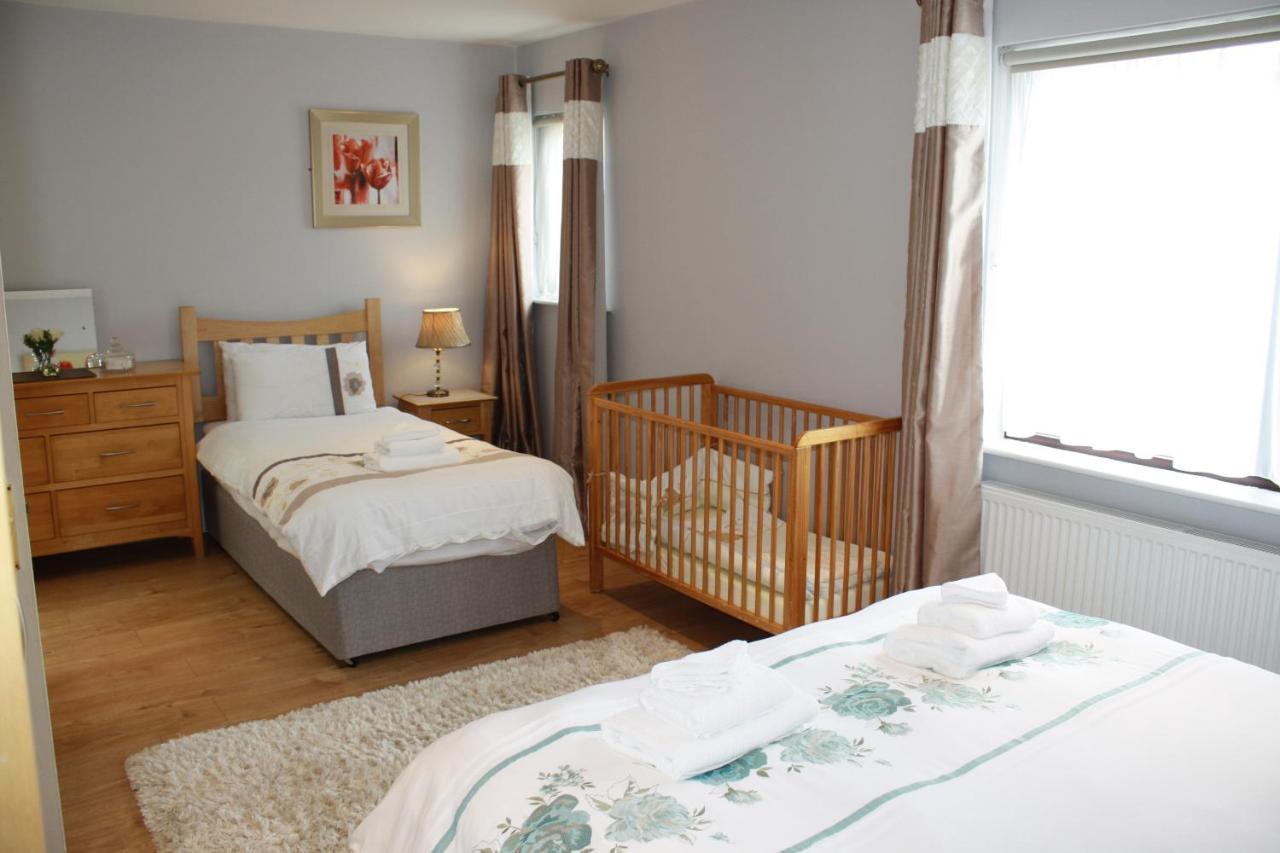 Town Centre Location -Free Private Parking -Luxury 4 Bedroom House All En-Suite With Power Showers -Full Kitchen, 2 Living Rooms - Great Location - Shops And Restaurants 3-Minute Walk -Fast Wi-Fi -Sleeps 9 Guests Кілларні Екстер'єр фото