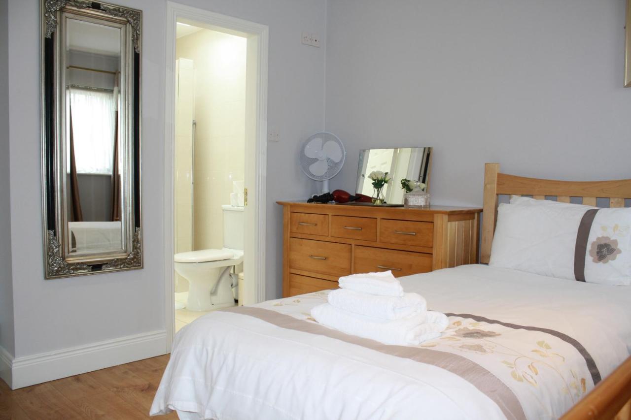 Town Centre Location -Free Private Parking -Luxury 4 Bedroom House All En-Suite With Power Showers -Full Kitchen, 2 Living Rooms - Great Location - Shops And Restaurants 3-Minute Walk -Fast Wi-Fi -Sleeps 9 Guests Кілларні Екстер'єр фото