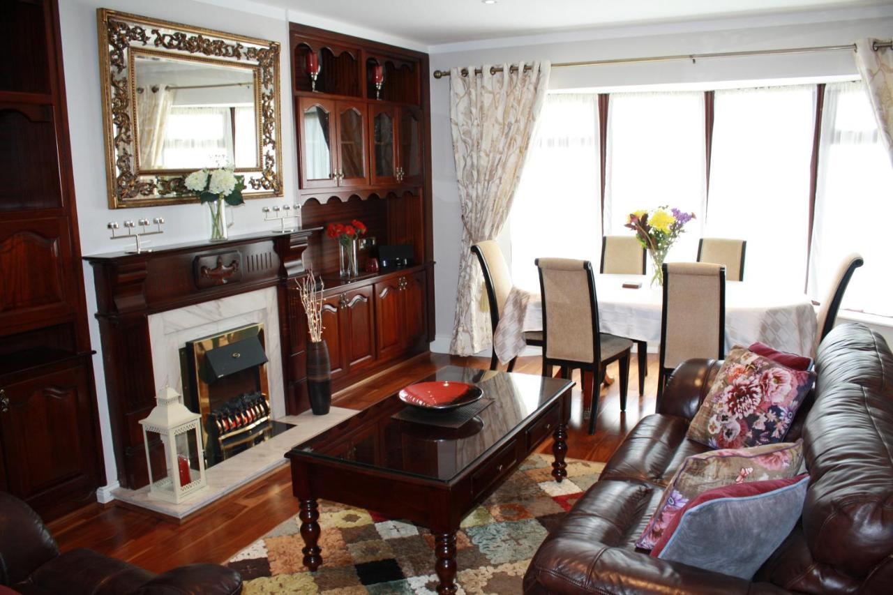 Town Centre Location -Free Private Parking -Luxury 4 Bedroom House All En-Suite With Power Showers -Full Kitchen, 2 Living Rooms - Great Location - Shops And Restaurants 3-Minute Walk -Fast Wi-Fi -Sleeps 9 Guests Кілларні Екстер'єр фото