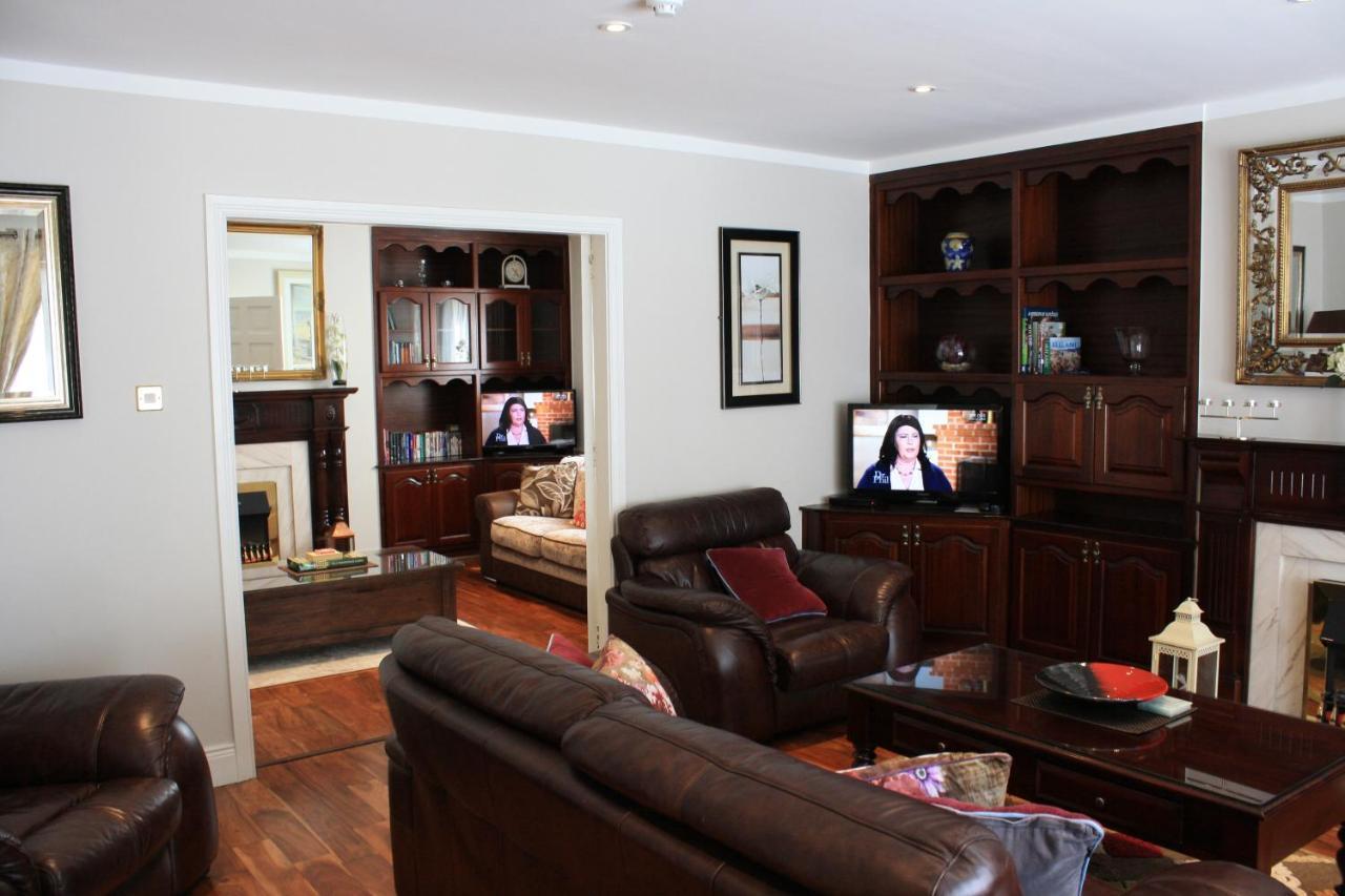 Town Centre Location -Free Private Parking -Luxury 4 Bedroom House All En-Suite With Power Showers -Full Kitchen, 2 Living Rooms - Great Location - Shops And Restaurants 3-Minute Walk -Fast Wi-Fi -Sleeps 9 Guests Кілларні Екстер'єр фото