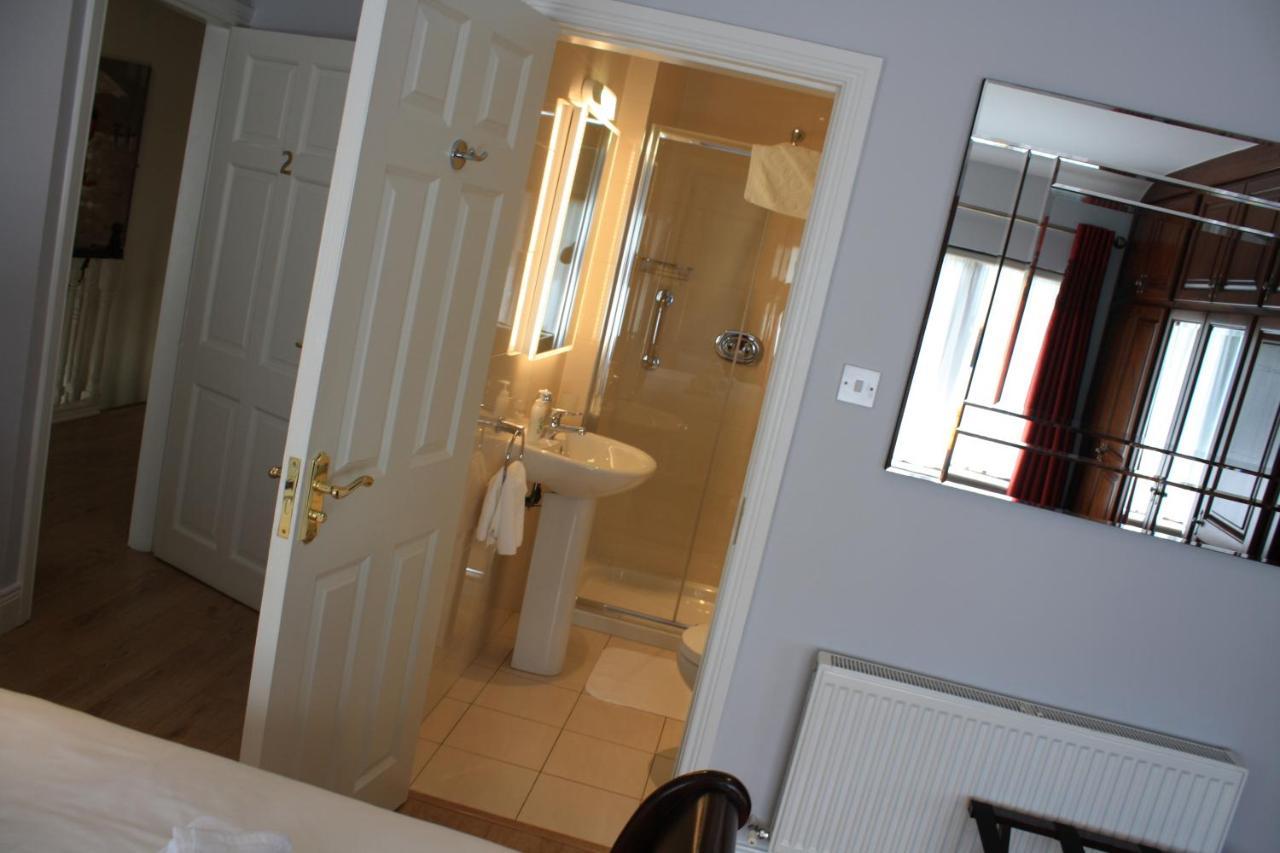 Town Centre Location -Free Private Parking -Luxury 4 Bedroom House All En-Suite With Power Showers -Full Kitchen, 2 Living Rooms - Great Location - Shops And Restaurants 3-Minute Walk -Fast Wi-Fi -Sleeps 9 Guests Кілларні Екстер'єр фото