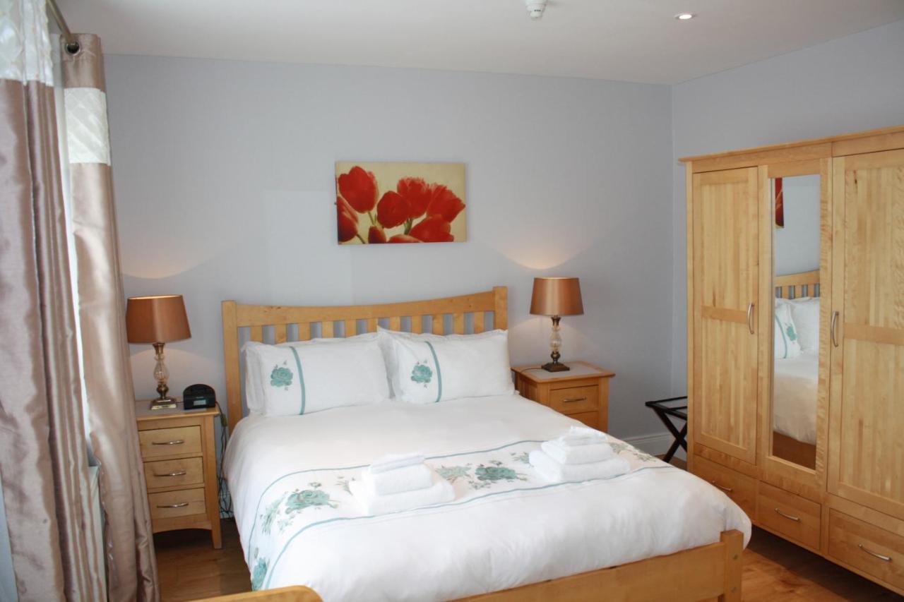 Town Centre Location -Free Private Parking -Luxury 4 Bedroom House All En-Suite With Power Showers -Full Kitchen, 2 Living Rooms - Great Location - Shops And Restaurants 3-Minute Walk -Fast Wi-Fi -Sleeps 9 Guests Кілларні Екстер'єр фото