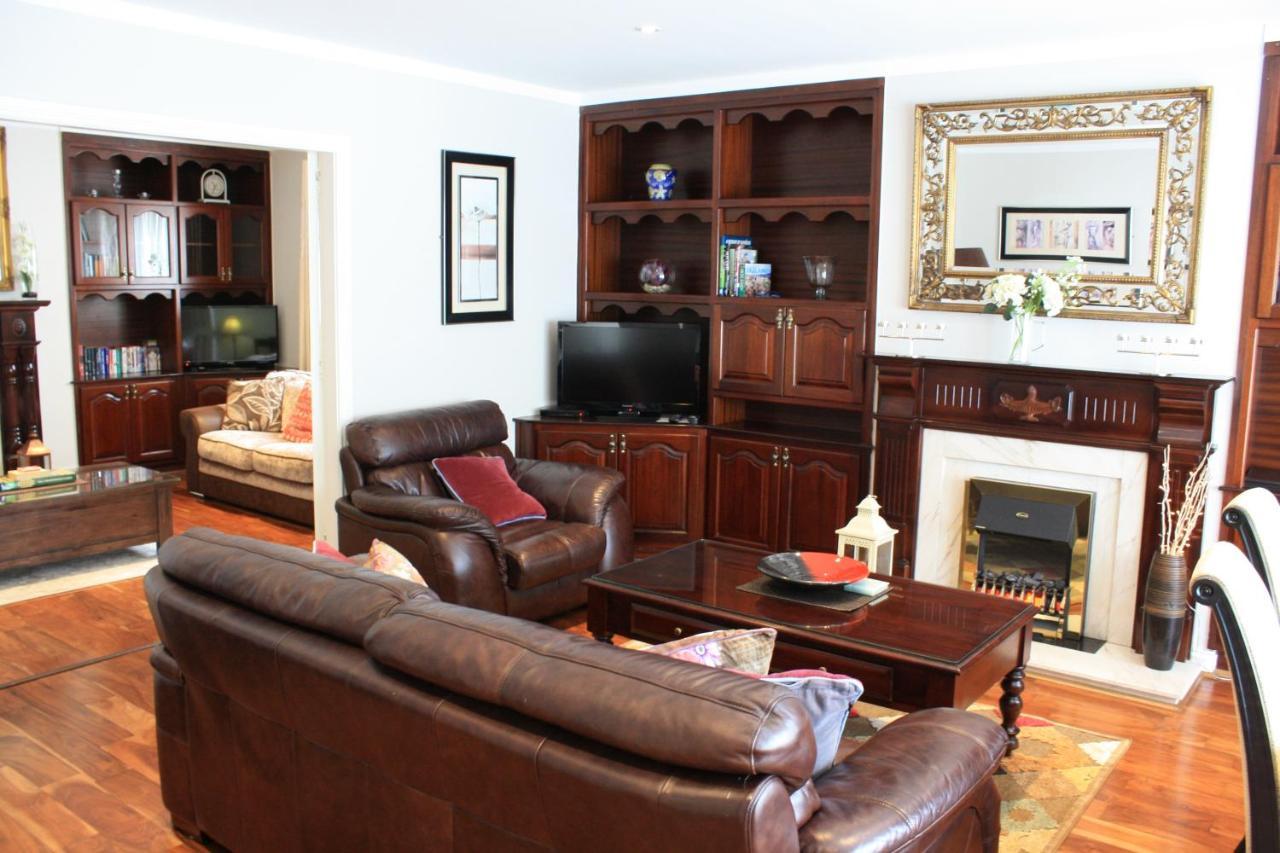 Town Centre Location -Free Private Parking -Luxury 4 Bedroom House All En-Suite With Power Showers -Full Kitchen, 2 Living Rooms - Great Location - Shops And Restaurants 3-Minute Walk -Fast Wi-Fi -Sleeps 9 Guests Кілларні Екстер'єр фото