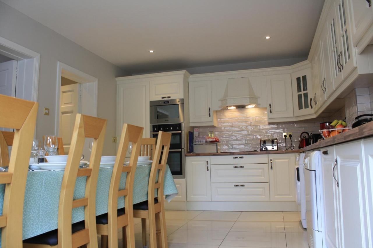 Town Centre Location -Free Private Parking -Luxury 4 Bedroom House All En-Suite With Power Showers -Full Kitchen, 2 Living Rooms - Great Location - Shops And Restaurants 3-Minute Walk -Fast Wi-Fi -Sleeps 9 Guests Кілларні Екстер'єр фото