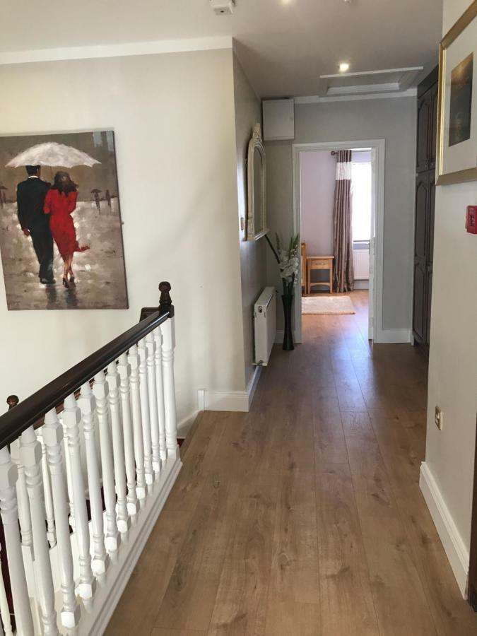 Town Centre Location -Free Private Parking -Luxury 4 Bedroom House All En-Suite With Power Showers -Full Kitchen, 2 Living Rooms - Great Location - Shops And Restaurants 3-Minute Walk -Fast Wi-Fi -Sleeps 9 Guests Кілларні Екстер'єр фото