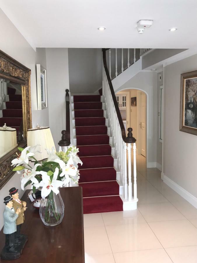 Town Centre Location -Free Private Parking -Luxury 4 Bedroom House All En-Suite With Power Showers -Full Kitchen, 2 Living Rooms - Great Location - Shops And Restaurants 3-Minute Walk -Fast Wi-Fi -Sleeps 9 Guests Кілларні Екстер'єр фото