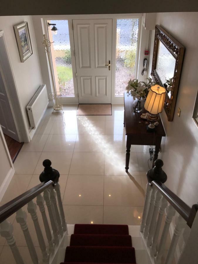 Town Centre Location -Free Private Parking -Luxury 4 Bedroom House All En-Suite With Power Showers -Full Kitchen, 2 Living Rooms - Great Location - Shops And Restaurants 3-Minute Walk -Fast Wi-Fi -Sleeps 9 Guests Кілларні Екстер'єр фото